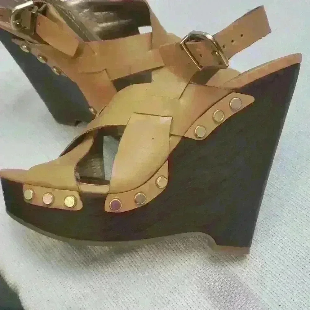 Bcbg Women's tan wooden wedges with gold studs. sz 6